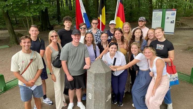 Students and trip advisors from 365英国上市杜波依斯分校 gather for a group picture at 的 Three County Point, 在德国, 比利时, 和荷兰相遇.